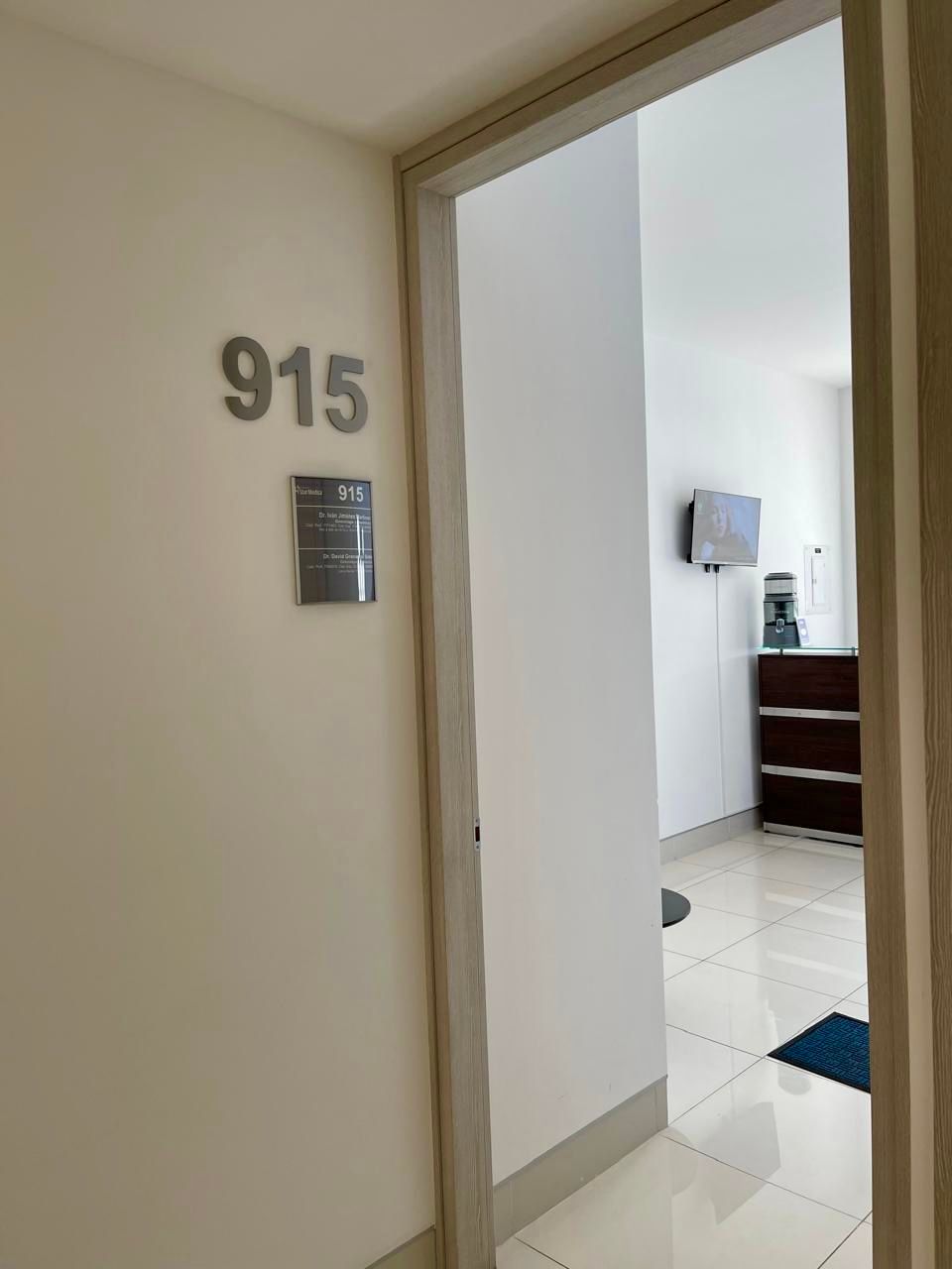 Entrada al consultorio 915 en un entorno clínico privado
