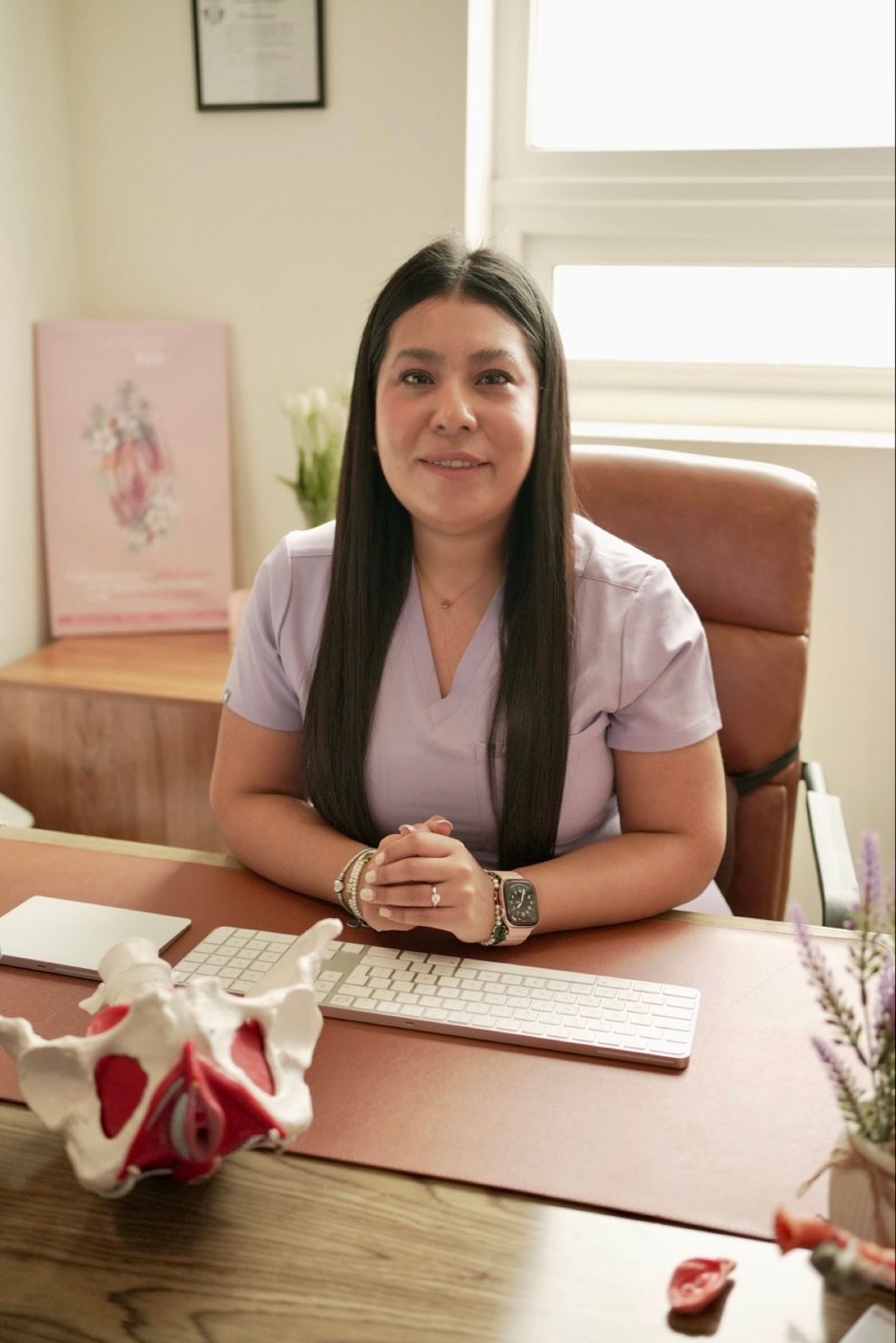 Dra. Areli brindando consulta ginecológica en su consultorio