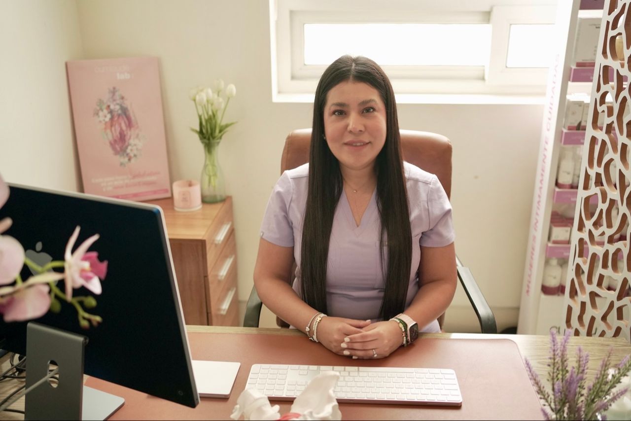 Dra. Areli en su consultorio